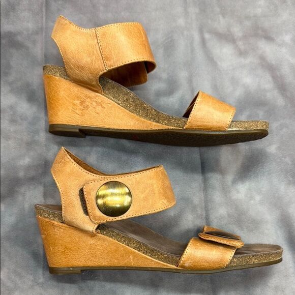 Taos Footwear Tan and Gold Sandals with Ankle Strap - Picture 4 of 7